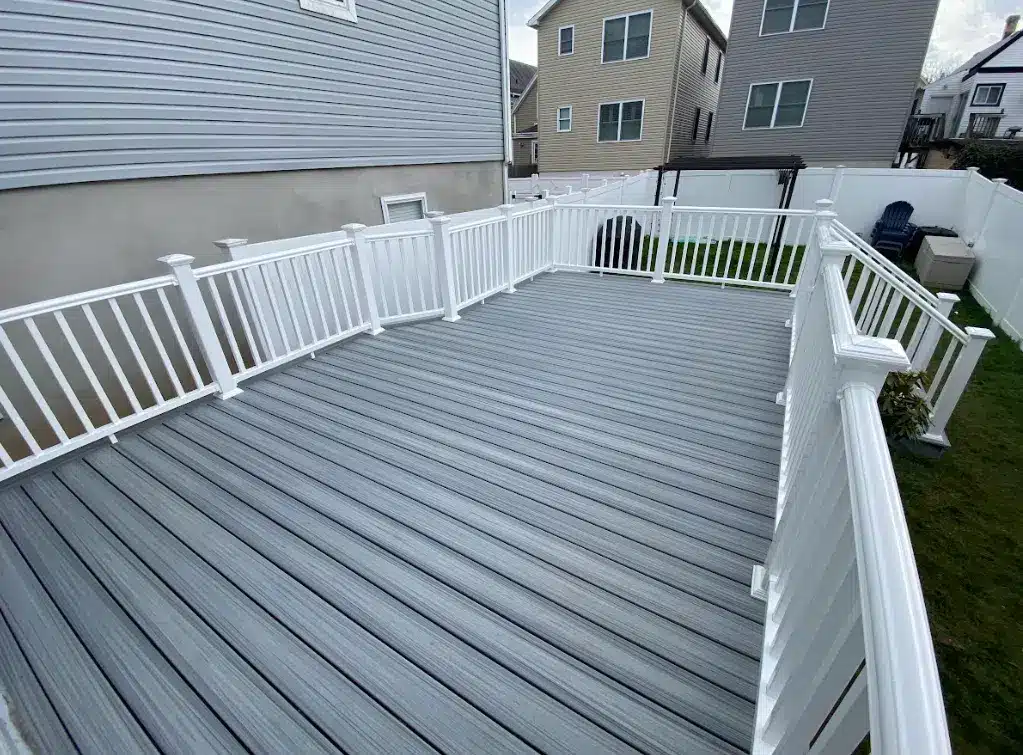 Composite-decks-builder-and-screenrooms-contractor-in-Mahwah-NJ